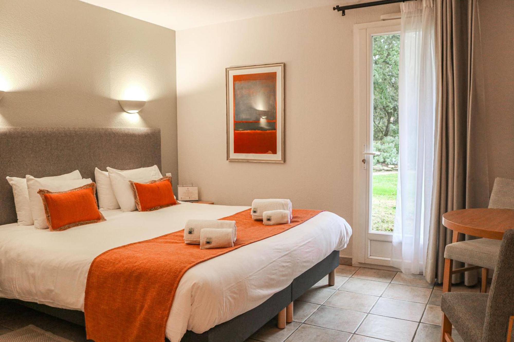 Logis La Bastide De Grignan Hotel & Restaurant "La Chenaie" Bagian luar foto