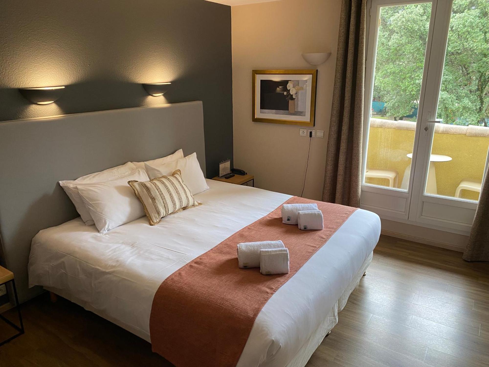 Logis La Bastide De Grignan Hotel & Restaurant "La Chenaie" Bagian luar foto