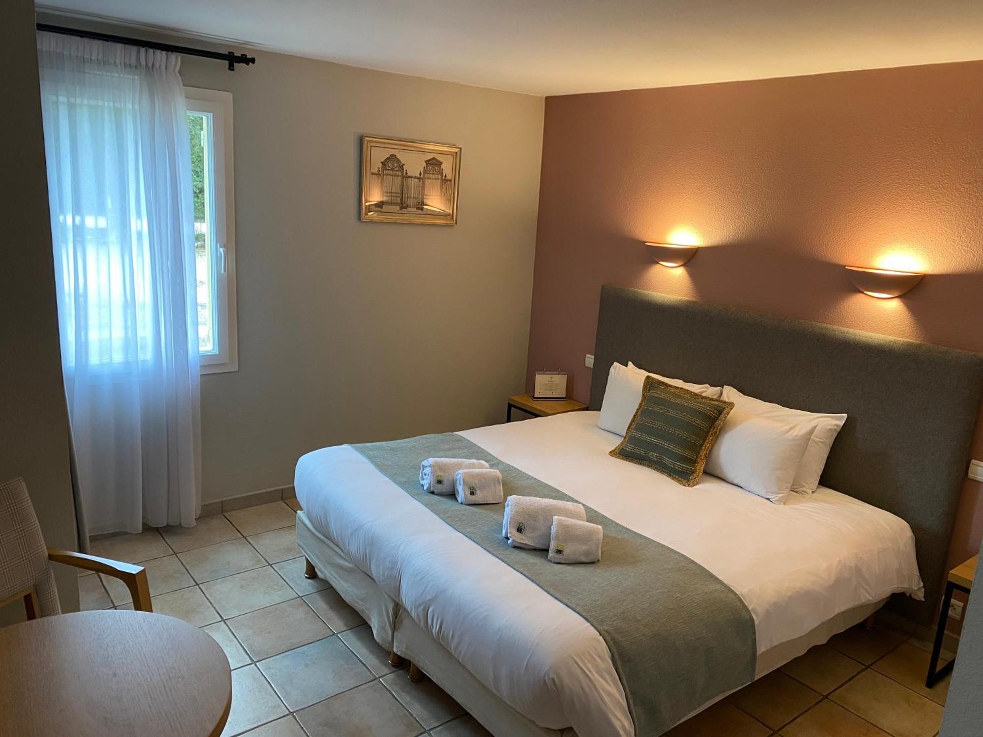 Logis La Bastide De Grignan Hotel & Restaurant "La Chenaie" Bagian luar foto