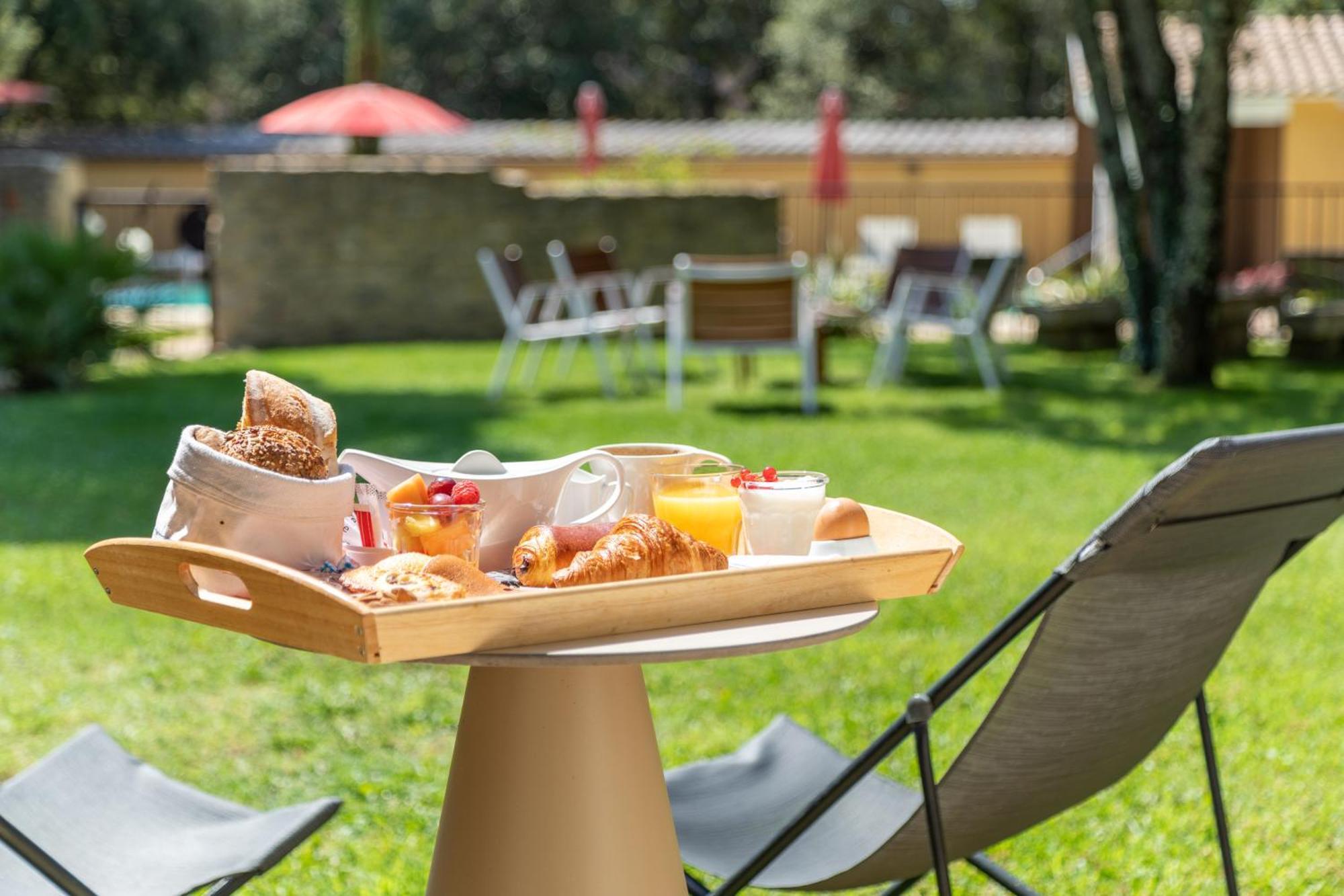 Logis La Bastide De Grignan Hotel & Restaurant "La Chenaie" Bagian luar foto
