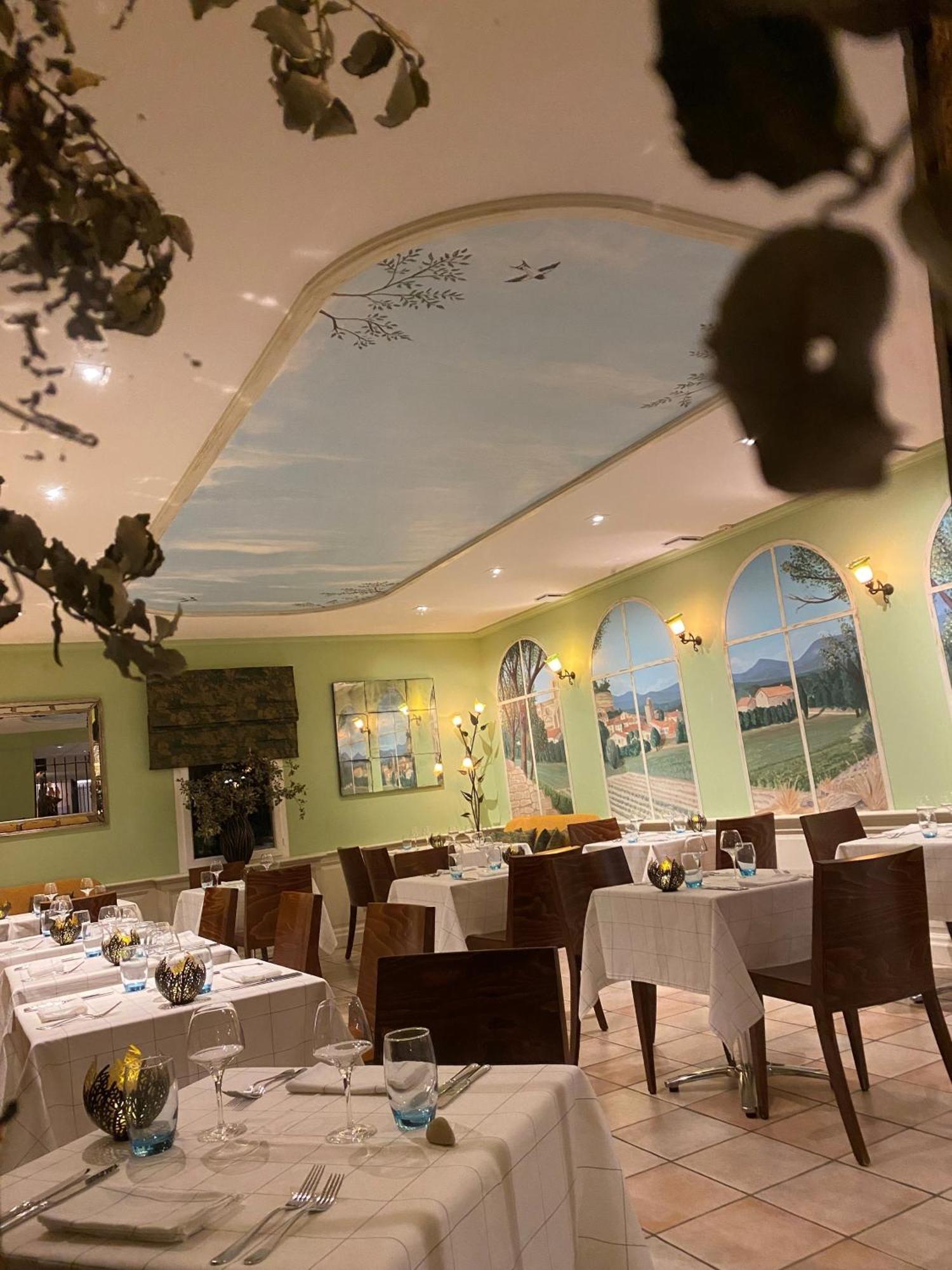 Logis La Bastide De Grignan Hotel & Restaurant "La Chenaie" Bagian luar foto