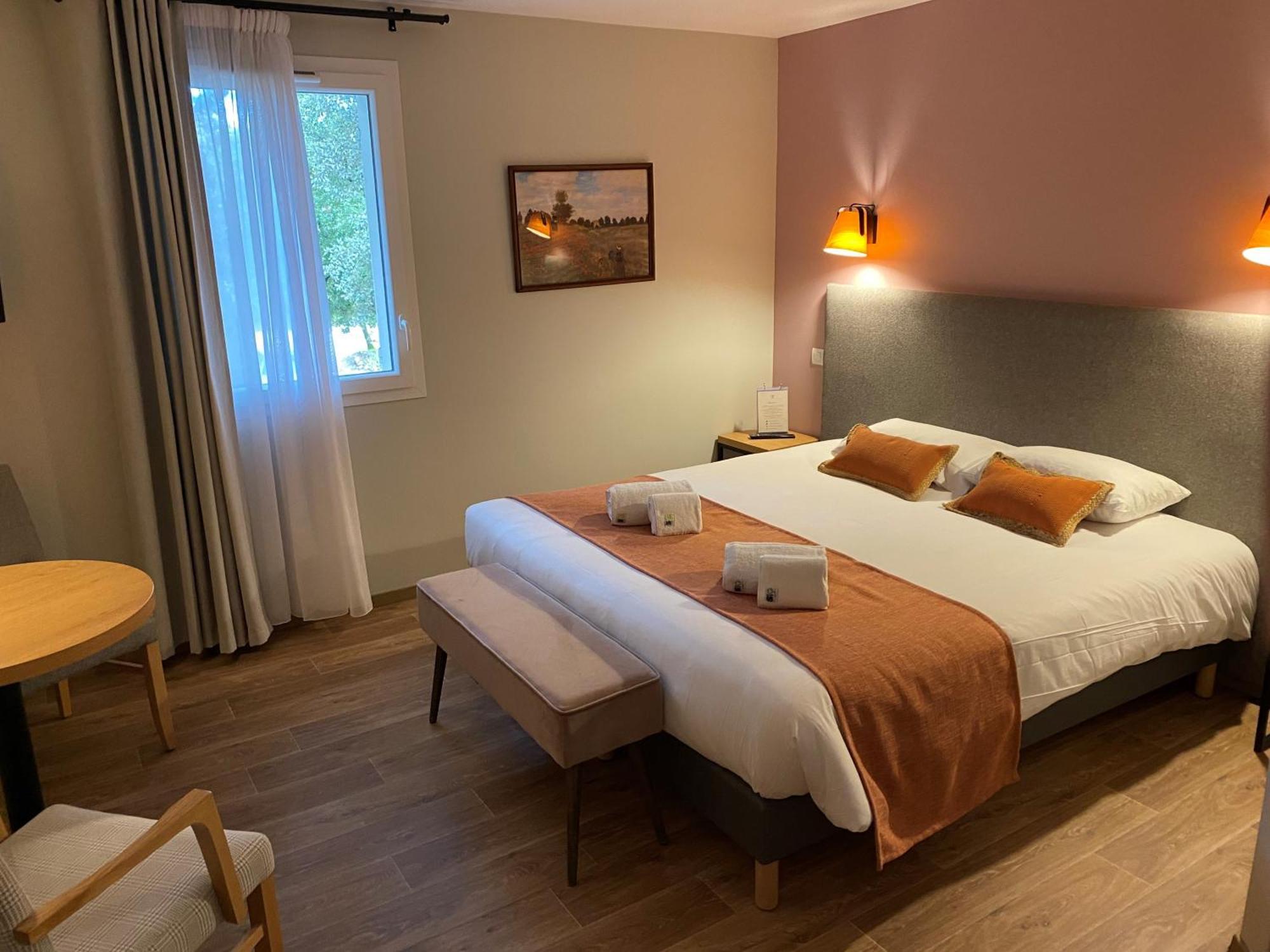 Logis La Bastide De Grignan Hotel & Restaurant "La Chenaie" Bagian luar foto